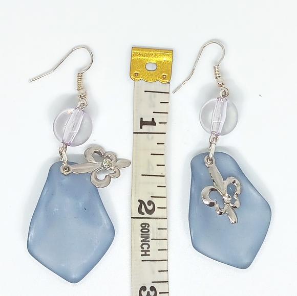 HANDMADE Blue Flower Petals & Silver Fluer de Lis Charms Dangle Earrings - Picture 3 of 6